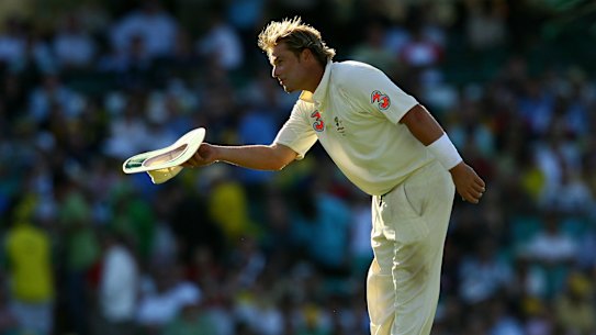 Shane Warne accepts applause from England fans after taking his final Test wicket at the SCG in 2007.