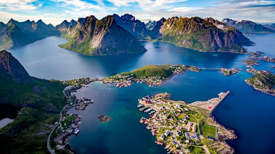 As Ilhas Lofoten: picos deslumbrantes e águas azuis impressionantes.