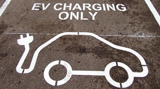 The Grattan Institute says the federal government needs new policy to bring electric vehicles to the market or risk economic pain in years to come. 