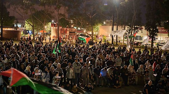 O protesto pró-Palestina “Glória aos Nossos Mártires” em Bankstown na noite de terça-feira.