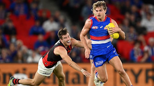 Bailey Smith is tackled by Zach Merrett.