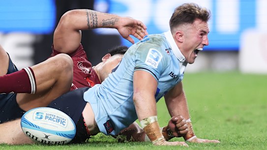 Jack Bowen marca um gol durante o último jogo dos Waratahs na temporada de 2024.