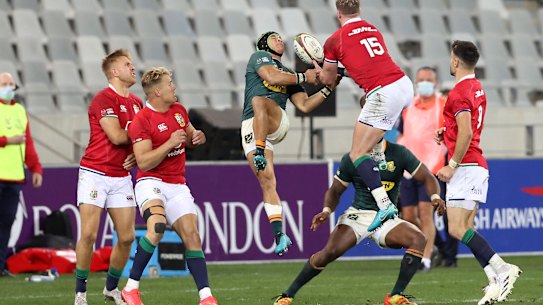CAPE TOWN, SOUTH AFRICA - JULY 31: Cheslin Kolbe of South Africa jumps for the ball against Stuart Hogg of the British & Irish Lions during the 2nd Test between South Africa Springboks and the British & Irish Lions at Cape Town stadium on July 31, 2021 in Cape Town, South Africa. (Photo by EJ Langner/Gallo Images/Getty Images)