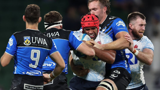 Langi Gleeson gets tackled by Carlo Tizzano and Izack Rodda of the Force.