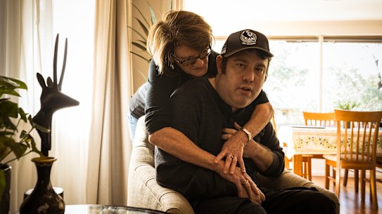 Cheryl Soafkin y su hijo Jeremy, de 37 años, que vive con autismo severo. Durante 17 años, Jeremy ha vivido en una residencia para discapacitados en Camberwell, que pronto será cerrada por su operador, Scope.