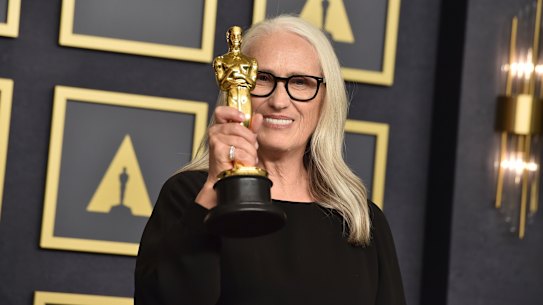 Jane Campion with the Oscar for best director for The Power of the Dog.