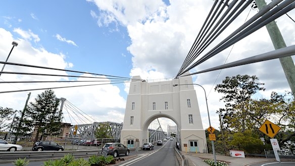 The Walter Taylor Bridge, from the Indooroopilly side.