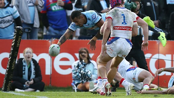 Sione Katoa scores a spectacular try for the Sharks.