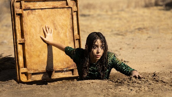 Hazel (Cristin Milioti) escapes husband Byron (Billy Magnussen).