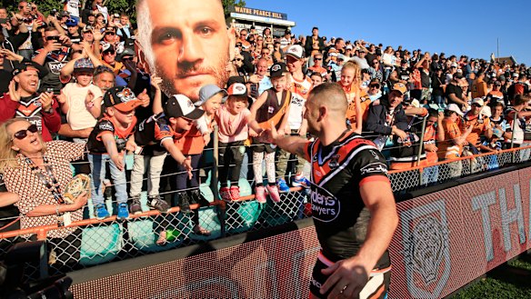 Robbie Farah does a farewell lap at Leichhardt Oval.