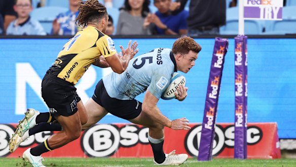 Andrew Kellaway scores a try for the Waratahs.