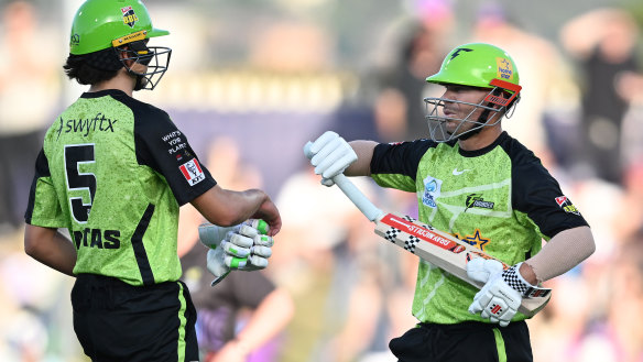 Sam Konstas and David Warner batting for the Sydney Thunder.