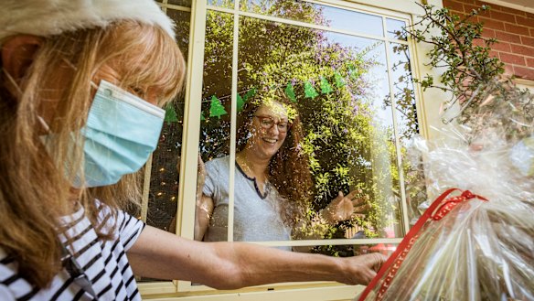 Cohealth worker Heather Svendsen dropping off a Christmas hamper to Kingsville mum Ferdi Hepworth who is battling COVID-19 and a spinal injury alone on Chirstmas Day.