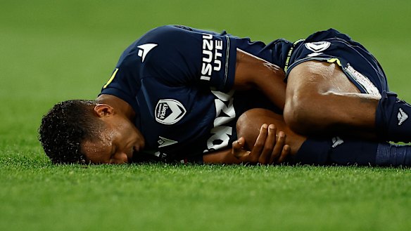 Nani clutches at his knee during the Victory’s match with the Brisbane Roar.