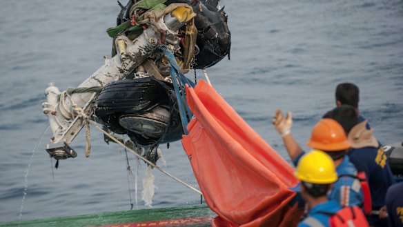 Rescuers using a crane to retrieve part of the landing gears of the crashed Lion Air jet from the sea floor in the waters of Tanjung Karawang, Indonesia.