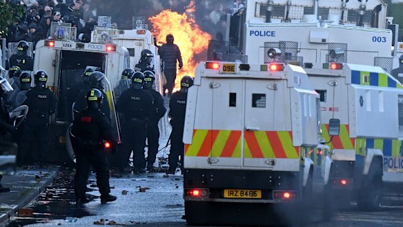 L'improvvisa esplosione di violenza a Belfast questa settimana.