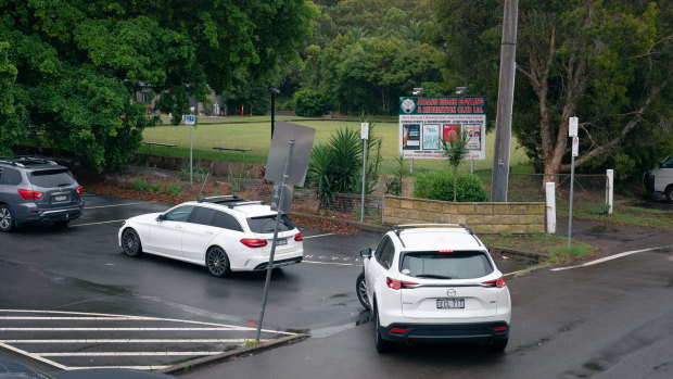 Cars queued outside the pop-up COVID testing clinic at the Avalon Bowlo on Saturday as the outbreak spread.