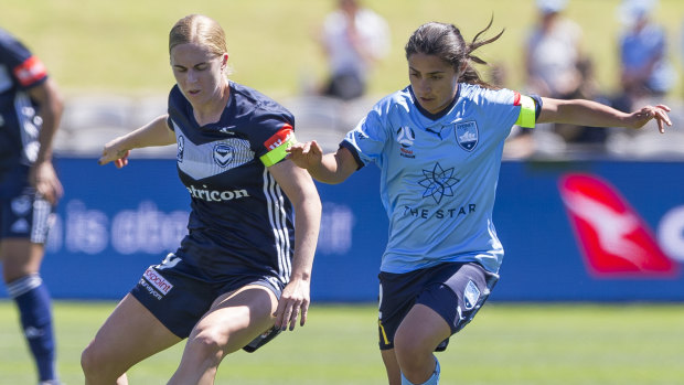 Hat-trick hero Natatsha Dowie goes one-on one with Sydney's Teresa Polias.