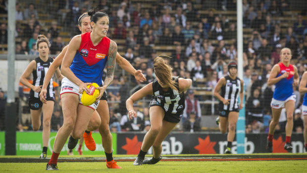 Melbourne's Tegan Cunningham shakes off the Collingwood opposition to head toward goal.