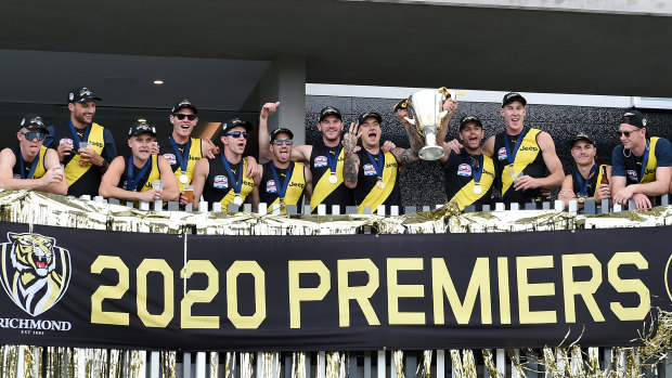 Richmond players pose with the 2020 Premiership trophy.