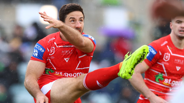Dragons captain Ben Hunt remains in limbo as he chases a contract extension with the Dragons.