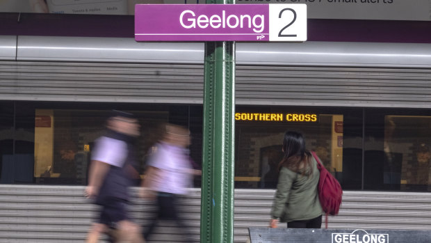 The federal government has pledged to create a fast rail link between Melbourne and Geelong. 