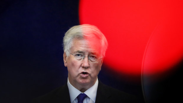 Former defence secretary Michael Fallon wants the United Kingdom to delay a decision on the 5G mobile network. 