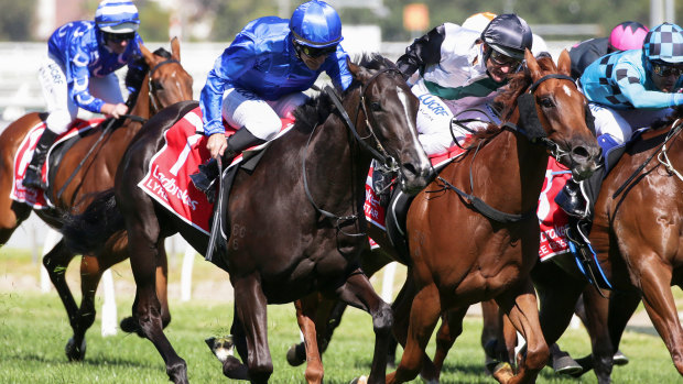 Rising star: Lankan Star (black cap) fights out the Blue Diamond finish with Lyre.