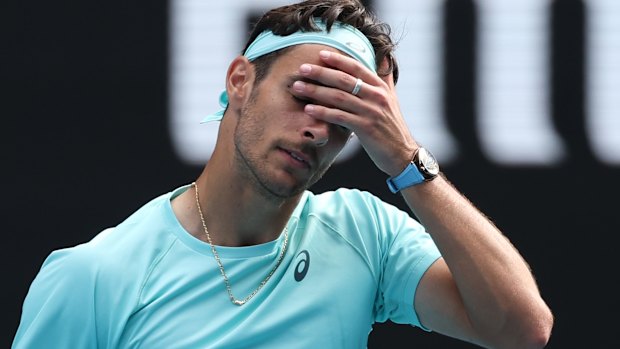 Lorenzo Musetti reage após se aposentar da partida das quartas de final contra Novak Djokovic.