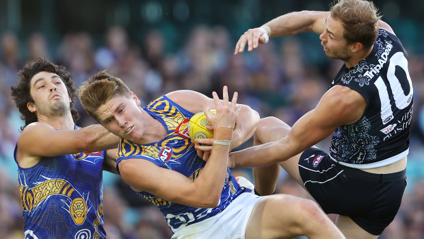 Harry Edwards of the Eagles wins the ball over his namesake, Harry McKay of the Blues during their clash at the Sydney Cricket Ground.