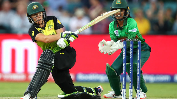  Alyssa Healy takes to the Bangladesh bowling attack.
