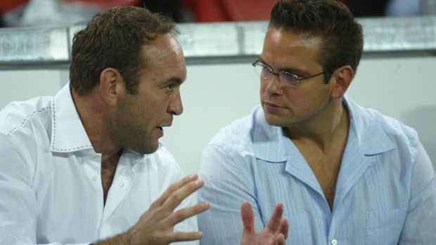 Broncos great Gorden Tallis and Lachlan Murdoch locked in discussion in 2004.