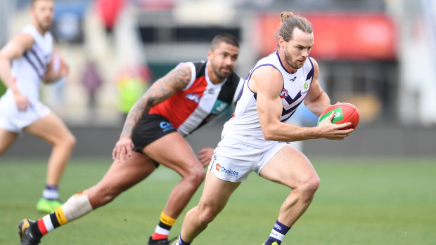 Travis Colyer of the Dockers runs the ball against St Kilda.