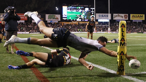 Melbourne’s Xavier Coates comes agonisingly close to scoring a staggering try.