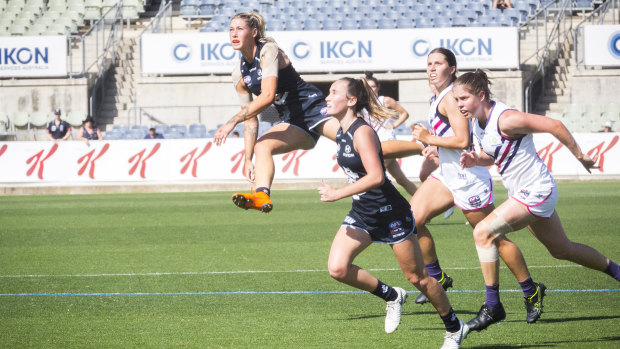 Tayla Harris kicks Carlton forward in their AFLW Preliminary Final against Fremantle at Ikon Park. 