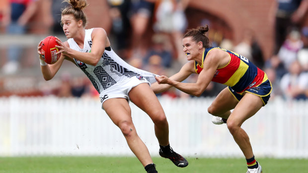 Chelsea Randall (right) in action against Collingwood during the AFLW season.