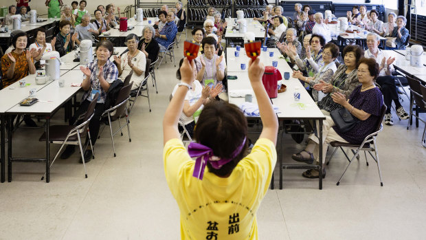 A monthly lunch event for tenants who live alone at a huge government apartment complex in Tokiwadaira, Japan.