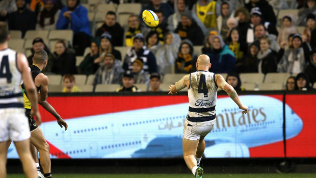 Gary Ablett misses a chance at goal in the dying minutes. 