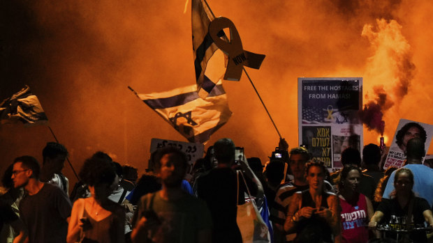 People in Tel Aviv attend a rally demanding a ceasefire deal and the immediate release of hostages.