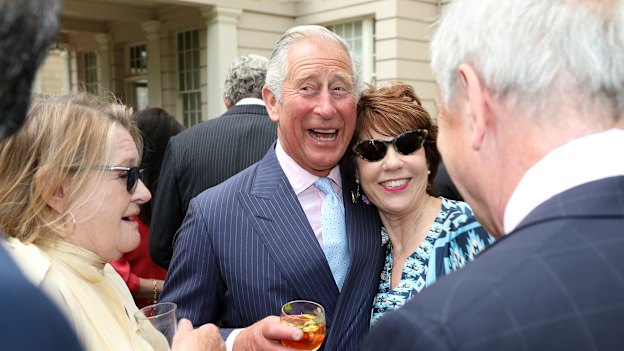 Esfregando os ombros reais: o príncipe Charles (agora rei) cumprimenta Kathy Lette em uma recepção para marcar o 70º aniversário de Camilla na Clarence House em 2017.