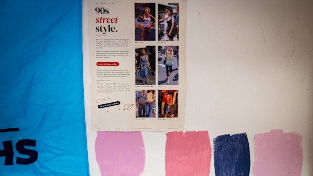 Olive is wearing an outfit inspired by a ’90s Katie Holmes, featured on the magazine page about ’90s street style. It’s pinned on her bedroom wall.