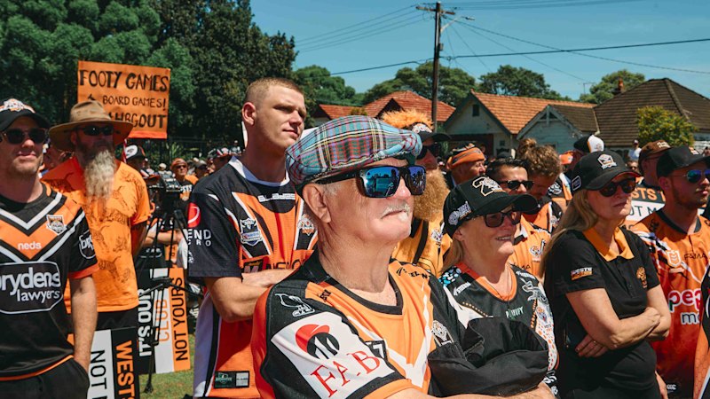 ‘Give power to the fans’: Hundreds rally against Wests Tigers owners