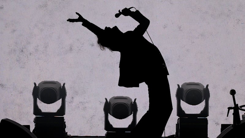 Pulp just gave us the best one-two opening punch I’ve ever seen at a live show