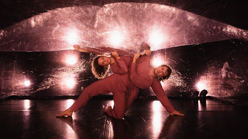 Two dancers perform in a space that shrinks as they perform. Does the gimmick work?