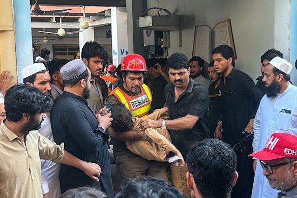 Il crollo del tetto di una scuola in Pakistan uccide almeno 27 studenti e un insegnante
