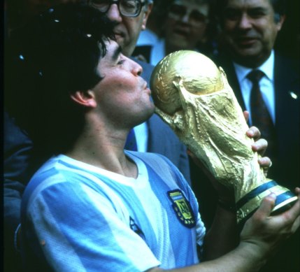 Maradona kisses the World Cup in 1986.