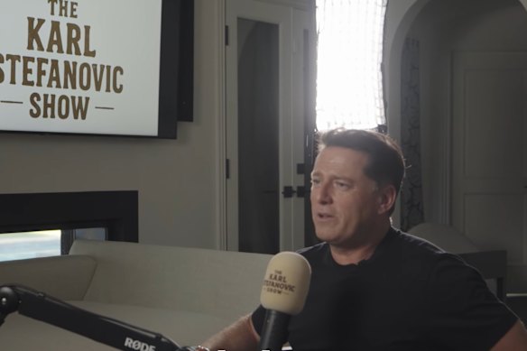 Stefanovic reproduz o podcast em uma imagem estática de um vídeo anunciando o programa. 