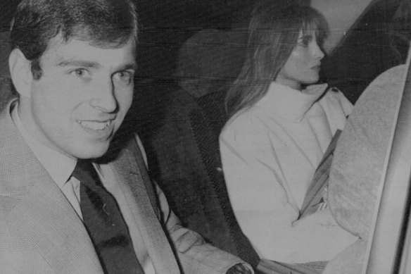 O príncipe Andrew, 22, e a ex-atriz pornô soft, a norte-americana Koo Stark, 25, deixando o Theatre Royal, Drury Lane, em Londres, depois de assistir a uma apresentação de 'The Pirates of Penzance' em 1982.