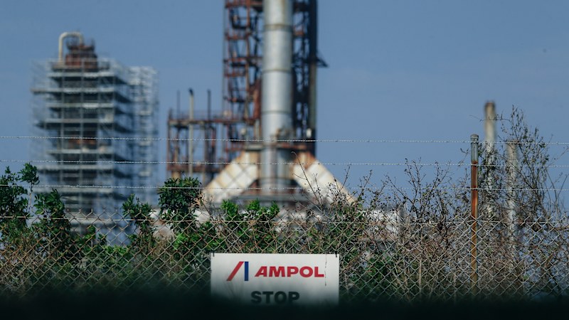 Oil refiners chase sweeter support deal despite surging profits