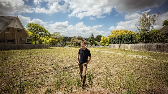 Pequeno promotor imobiliário Jim Clarke-Sullivan na propriedade Rosanna em 2025.